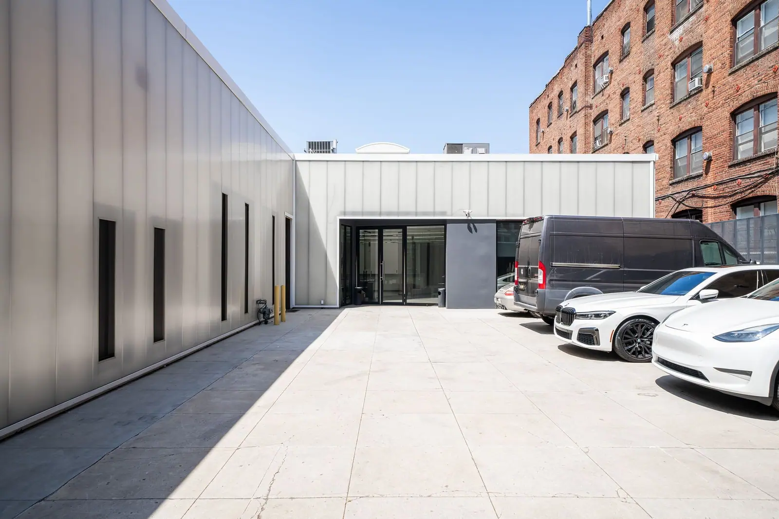 1359 S Hope St, Los Angeles — Freestanding Industrial Building with Secured Parking